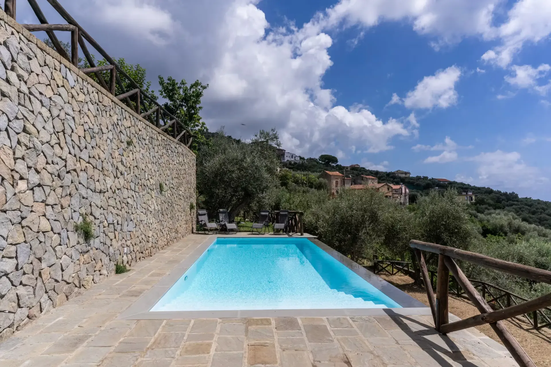 Piscina condivisa tra gli ulivi