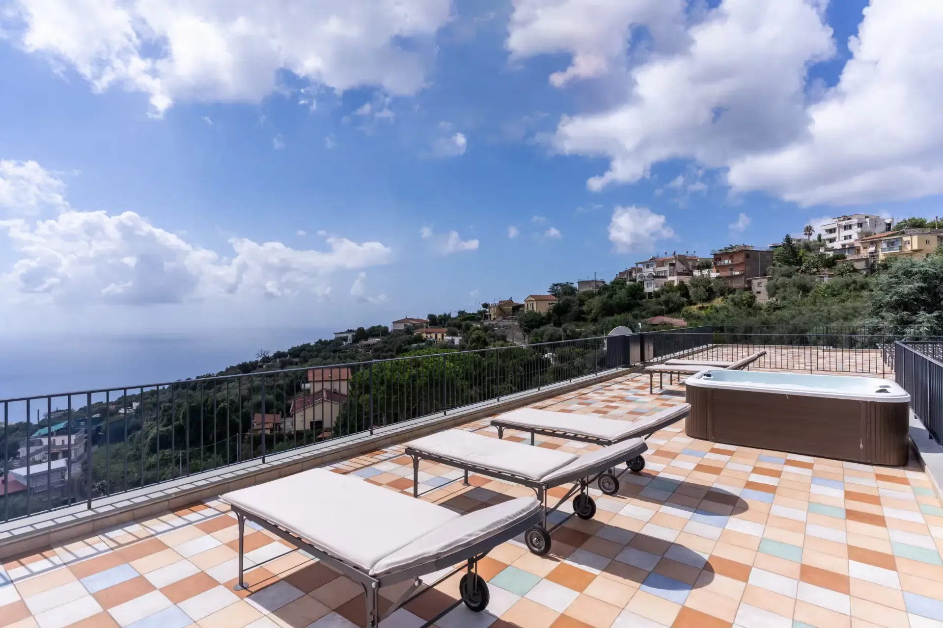 Terrazza sul tetto con jacuzzi e lettini