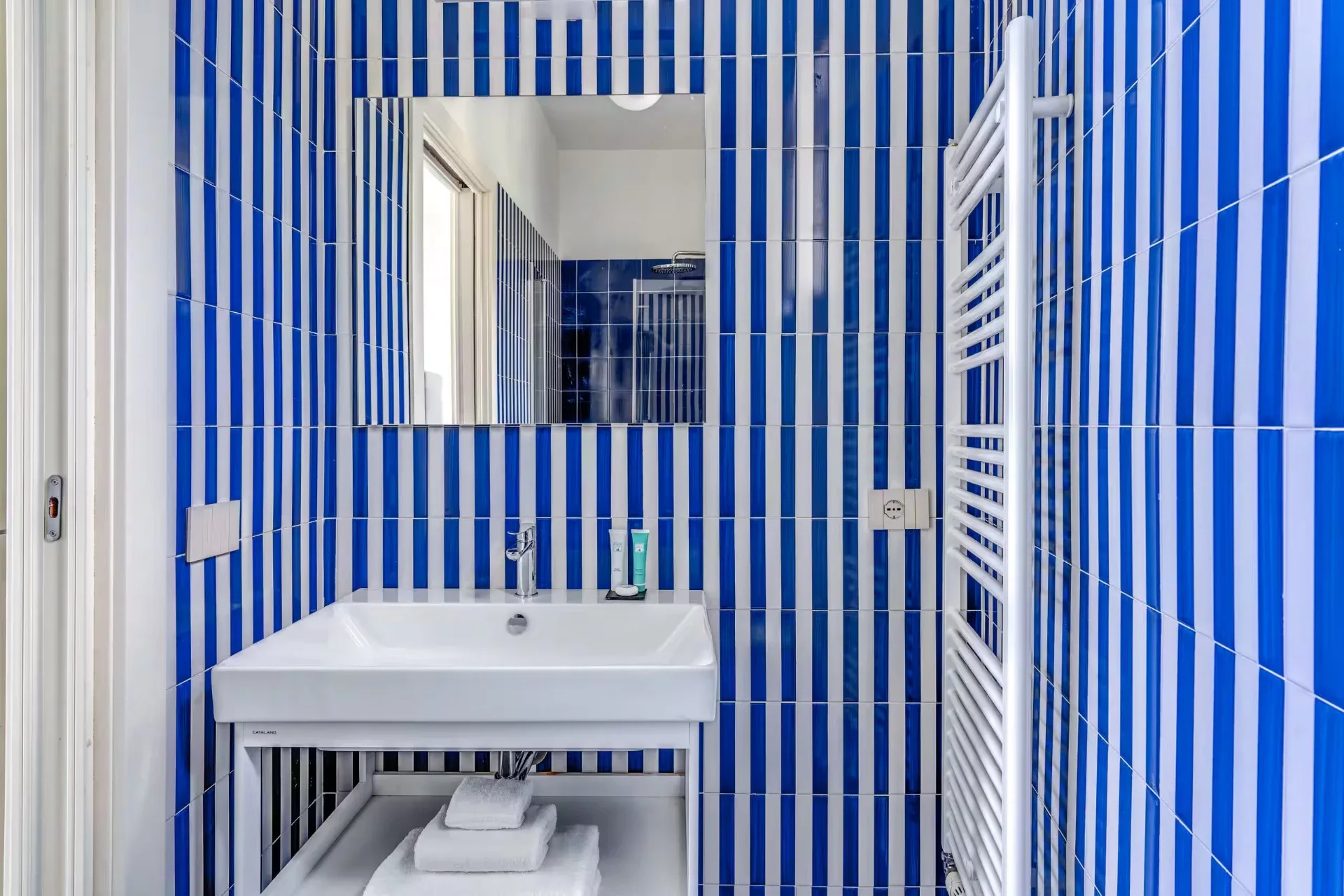 Bagno a righe blu